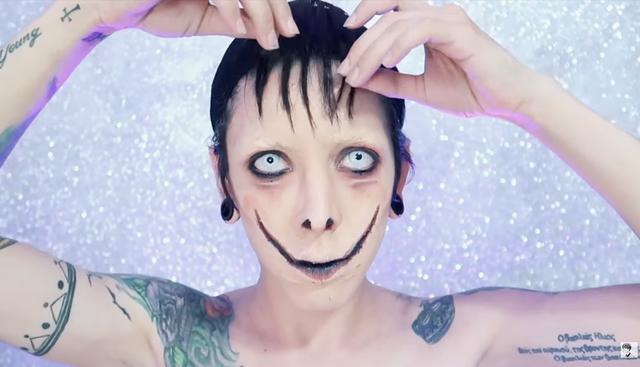 Se maquilla para transformarse en el personaje de WhatsApp 'Momo' y el resultado es espeluznante. (Foto: YouTube|Eliud Elizondo)