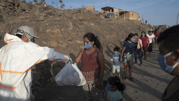 Hace unos días, los voluntarios de Cadena de Favores Perú repartieron en Villa María del Triunfo los alimentos recolectados (Foto; Renzo Salazar).