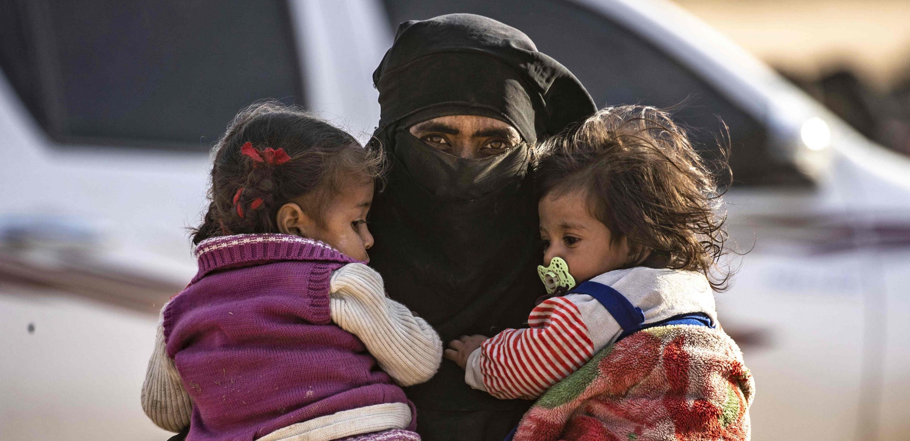 Mujeres con niqab y bebés en brazos y hombres heridos con muletas continuaron evacuando el último reducto del grupo yihadista Estado Islámico en Siria. (AFP).