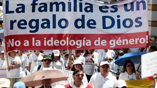 "La libertad tiene que ser absoluta y los padres tenemos que mantener esa libertad para educar a nuestros hijos conforme a nuestros principios", añadió Vaquero al enfatizar en que "nadie puede meterse con nuestros hijos" porque "eso es patrimonio exclusivo de la familia". (Foto: EFE)