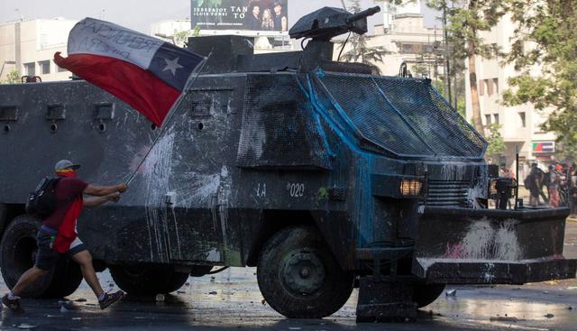 En los alrededores del palacio de La Moneda, sede de la presidencia, cientos de manifestantes se pararon al frente durante toda la jornada del jueves a desafiar al ejército. (Foto: AFP)