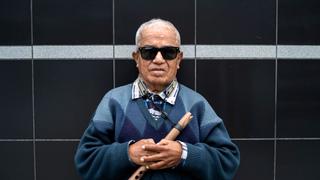 El flautista ciego que toca en las calles de San Isidro mientras una disquera le rinde homenaje recopilando sus grandes éxitos