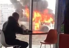 YouTube: disfruta de un café muy cerca de bus incendiándose