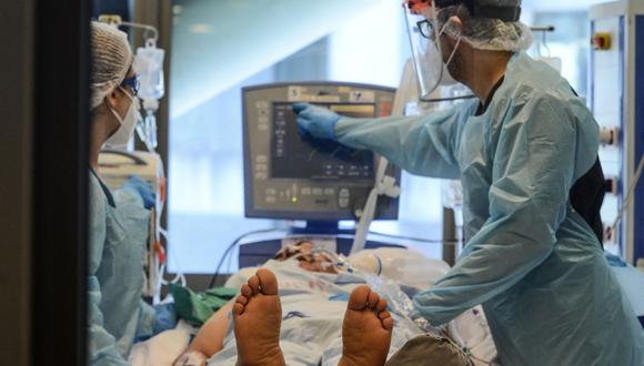 Enfermeras revisan a un paciente infectado de coronavirus COVID-19 en la Unidad de Cuidados Intensivos (UCI) del Hospital Guillermo Grant Benavente en Concepción, Chile, el 12 de abril de 2021.(Foto de GUILLERMO SALGADO SANCHEZ / AFP).