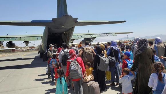 Una foto del facilitada por la Fuerza Aérea de la República de Corea muestra a unos 380 afganos que han trabajado para los surcoreanos y a sus familiares subiendo a un avión militar en el aeropuerto de Kabul, Afganistán, el 25 de agosto de 2021. (EFE / EPA / REPUBLIC OF KOREA AIR FORCE).