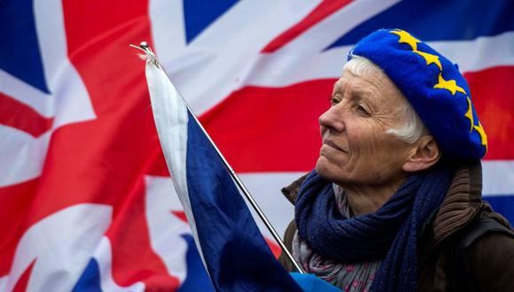 La líder conservadora, de 62 años, reiteró el deseo del Parlamento británico de buscar un "cambio jurídicamente vinculante en los términos de la salvaguarda". (Foto: EFE)