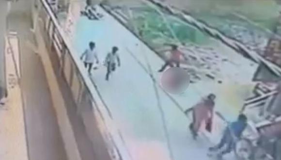India: Mujer fue apuñalada más de 20 veces en plena calle