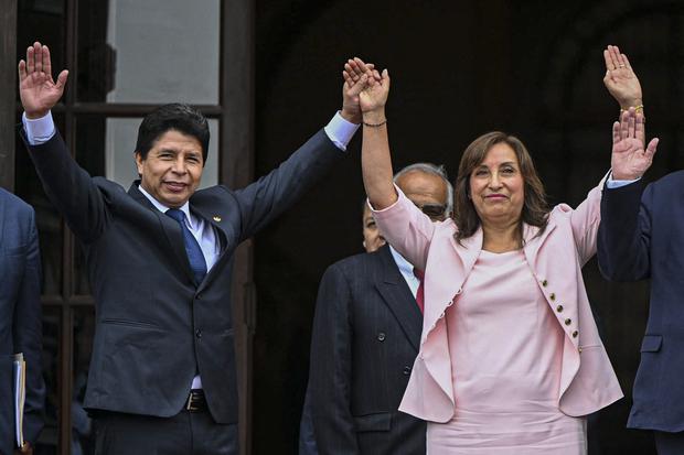 Pedro Castillo y Dina Boluarte. (Foto por ERNESTO BENAVIDES / AFP)