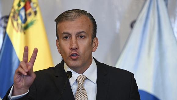 El exministro de Industrias y Producción Nacional de Venezuela, Tareck El Aissami, habla durante una conferencia de prensa, en el Ministerio Público en Caracas, el 30 de agosto de 2022. (Foto de Yuri CORTEZ / AFP)