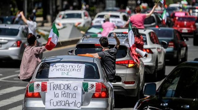 Los manifestantes participan en una caravana para protestar contra el gobierno del presidente mexicano Andrés Manuel López Obrador, en la Ciudad de México, en medio de la nueva pandemia de coronavirus. (Foto: AFP / Pedro PARDO).