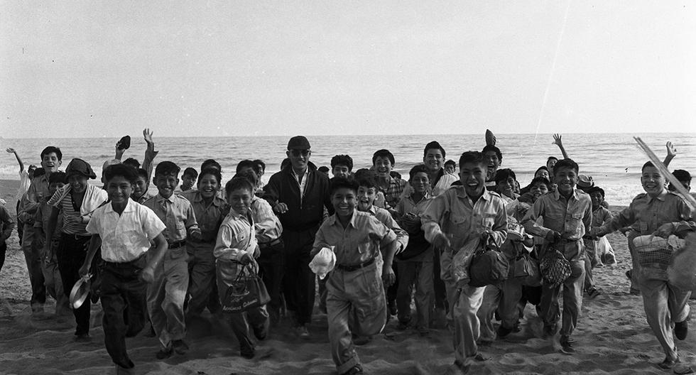 Lima, 5 de enero de 1960. Escolares de numerosos colegiales estatales visitan un playa al sur de Lima (Lurín). (Foto: GEC Archivo Histórico).