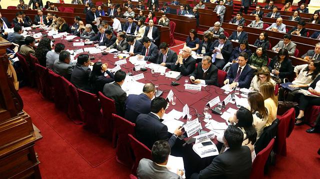 Marilú Martens, ministra de Educación, expuso durante varias horas y escuchó las críticas de congresistas de la comisión del Congreso. (Congreso de la República)