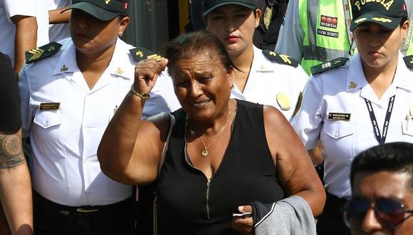 La madre de Paolo Guerrero, doña 'Peta', a la salida del aeropuerto Jorge Chávez. (Foto: Rolly Reyna/El Comercio)