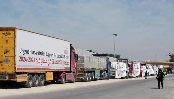 Los conductores egipcios cubren sus camiones que contienen ayuda humanitaria mientras esperan cruzar la frontera entre Egipto y Gaza, en Rafah, Egipto. EFE/EPA/KHALED ELFIQI
