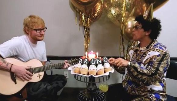Ed Sheeran le canta a bruno Mars en el día de su cumpleaños. (Captura de video)