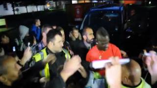 Mario Balotelli desata locura de los hinchas en Liverpool