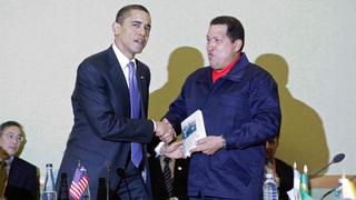 Cuando Hugo Chávez regaló un libro de Eduardo Galeano a Obama