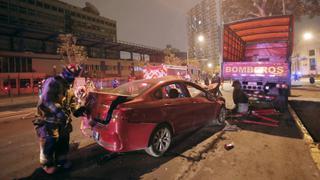 Jesús María: conductor en aparente estado de ebriedad choca contra taxi y al darse a la fuga impacta con un vehículo de bomberos