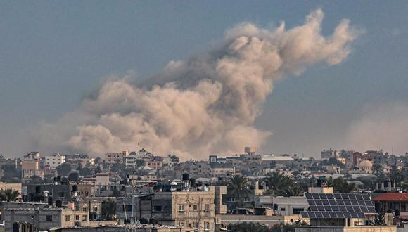 Esta fotografía tomada el 15 de enero de 2024 desde Rafah muestra humo ondeando sobre Khan Yunis en el sur de la Franja de Gaza durante el bombardeo israelí, en medio de las batallas en curso entre Israel y el grupo militante palestino Hamas. (Foto de AFP)