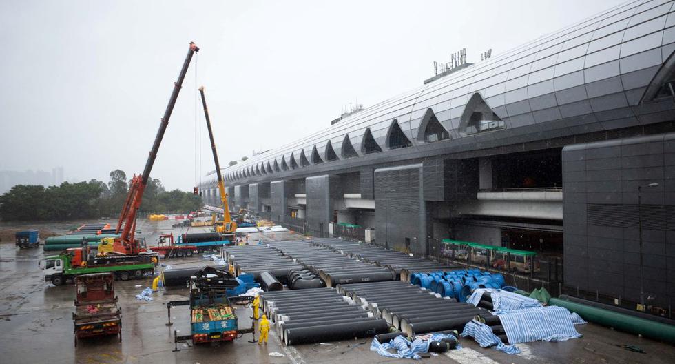Maquinaria pesada y materiales en el sitio de una instalación de aislamiento temporal para albergar a pacientes de coronavirus Covid-19 en Kai Tak, Hong Kong, el 20 de febrero de 2022. (Bertha WANG / AFP).
