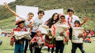 Ayudando Abrigando: conoce a la ONG que hace frazadas, ponchos y medias con botellas de plástico