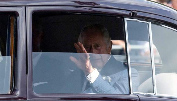 El rey Carlos III de Gran Bretaña llega al Palacio de Buckingham en Londres, el 11 de septiembre de 2022. (EFE/EPA/NEIL HALL).