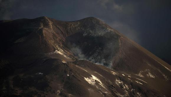 Para que la erupción del volcán Cumbre Vieja se considere como oficialmente terminada, “los datos registrados y los observables se deben de mantener en los niveles actuales durante 10 días”, precisaron las autoridades españolas. (Foto: Jorge Guerrero / AFP)