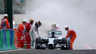 El incendio del auto de Lewis Hamilton que lo hace último