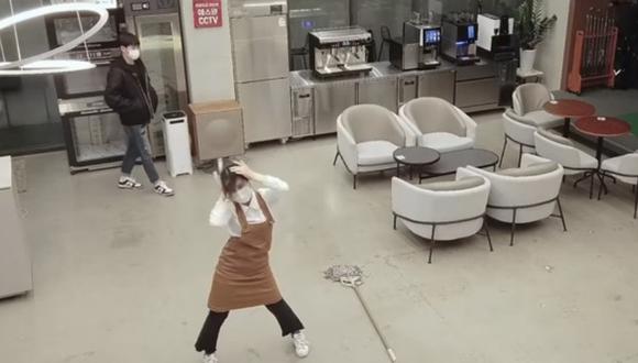 Jefe encuentra a su empleada bailando y su reacción se vuelve viral 