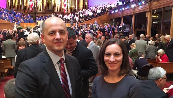 Evan McMullin y Mindy Finn, su candidata a vicepresidenta, en un evento en Salt Lake City. Ambos se postularon a las elecciones en el 2016.  (Facebook: Evan McMullin)
