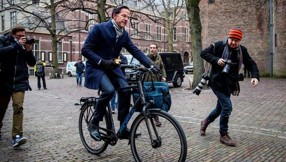 El primer ministro holandés Mark Rutte llega en su bicicleta al Consejo de Ministros el 15 de enero de 2021. (REMKO DE WAAL / ANP / AFP).