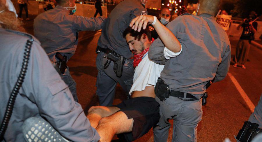 Agentes de seguridad israelíes detienen a un manifestante durante una manifestación contra el gobierno frente a la residencia del primer ministro Benjamin Netanyahu en Jerusalén. (Foto: AFP / Ahmad GHARABLI).