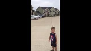 YouTube: Niño de 3 años reconoce marcas de autos