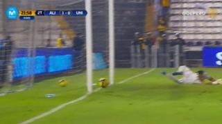 Carlos Ascues sorprendió a la defensa de Universitario y casi anota otro golazo