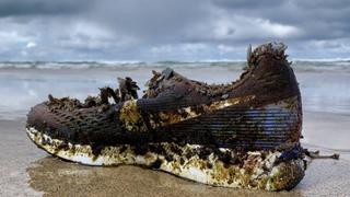 ¿Por qué cientos de zapatos deportivos están apareciendo en playas desde las Bahamas hasta Escocia?