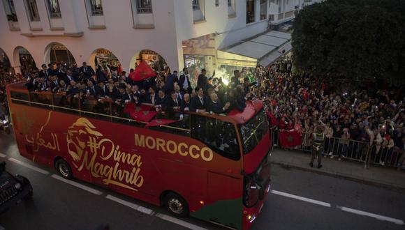 Los jugadores de la selección de Marruecos durante un desfile de autobuses descubiertos a su regreso del torneo de fútbol de la Copa Mundial de la FIFA 2022 en Qatar, en Rabat, Marruecos, el 20 de diciembre de 2022. (Foto de EFE/EPA/Jalal Morchidi)