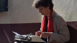 El joven que vive de vender poemas escritos con máquina de escribir en Colombia