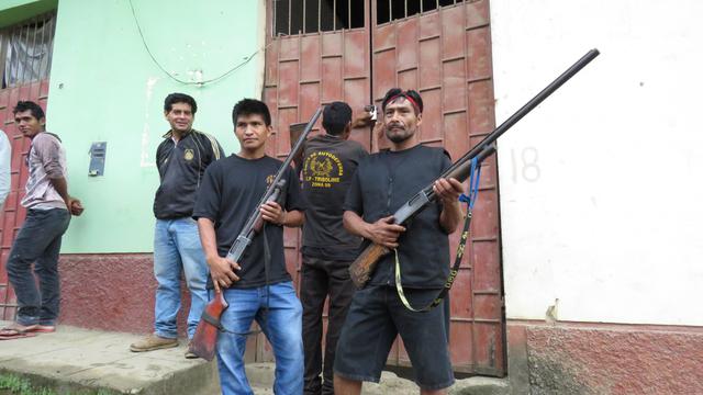 Comités de autodefensa capturaron esta madrugada a tres policías sindicados como autores de robos en la zona. (Foto: Jorge Quispe)
