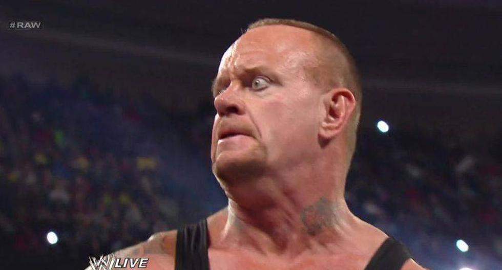 The Undertaker la pasa mal tras caer ante Lesnar. (Foto: WWE9