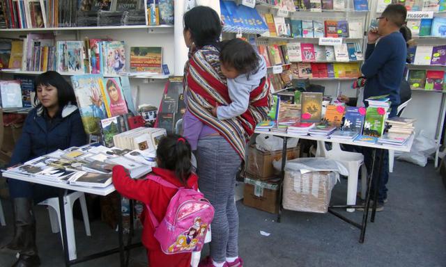 La Feria Internacional del Libro de Cusco concluirá este domingo. Estudiantes de la región, turistas y vecinos de la ciudad asisten al encuentro literario. (Foto: Sengo Pérez)