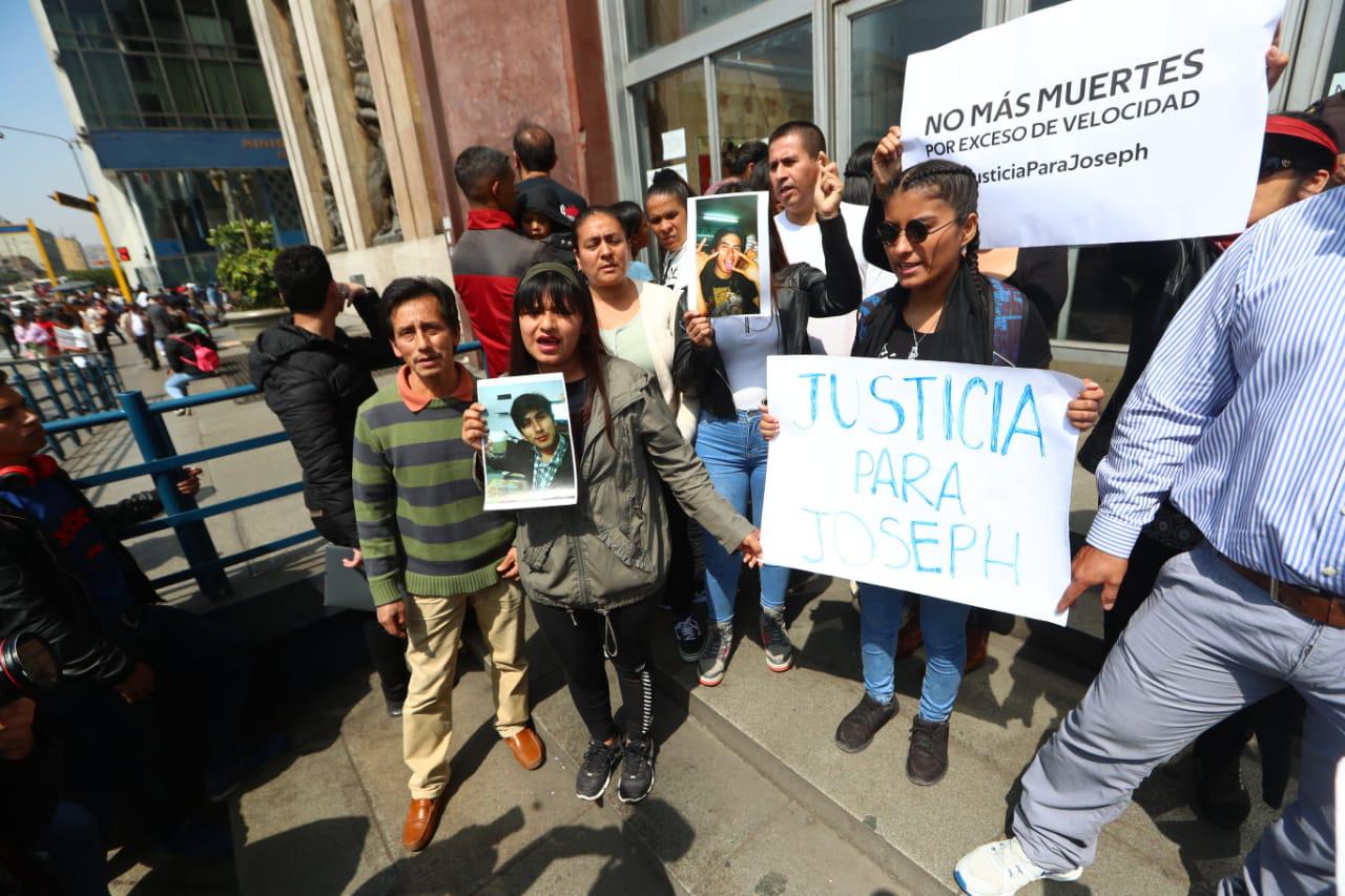 Familiares de Joseph Huashuayo -una de las víctimas del fatal accidente en San Isidro- llegaron hasta la sede judicial. (Foto: Alessandro Currarino / GEC)