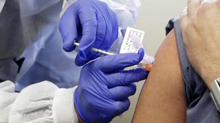 AstraZeneca revela detalles de efectos adversos que presentó voluntaria en ensayo de potencial vacuna