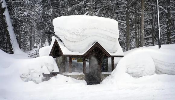 Una persona permanece en una parada de autobús cubierta por la nieve el viernes 24 de febrero de 2023, en Olympic Valley, California. (Foto de John Locher / AP)