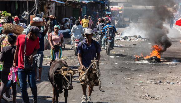 La ONU condenó este viernes los ataques de bandas armadas contra la policía en Haití, que esta semana dejaron al menos siete agentes muertos, y urgió a las autoridades del país a perseguir a los responsables. En 2022, al menos 55 policías fueron asesinados y numerosos agentes atacaron este jueves la residencia privada del primer ministro, Ariel Henry, por la supuesta indiferencia de las autoridades frente a estas muertes. (Foto: EFE/ Johnson Sabin)