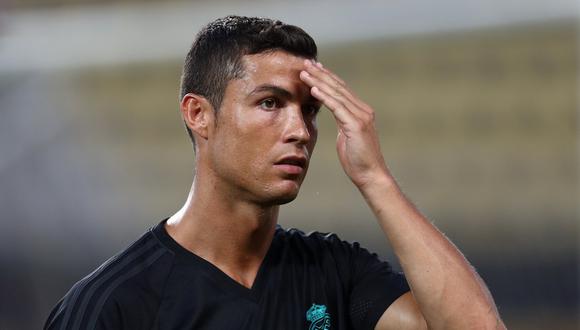 Cristiano Ronaldo no se fijó bien donde estaba pisando. Si no fuera por sus reflejos probablemente hubiera sufrido algún golpe de consideración. El video de esta acción está en YouTube. (Foto: Reuters)