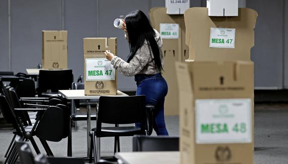 Una mujer prepara un puesto de votación hoy, en el recinto de Corferias en Bogotá (Colombia).