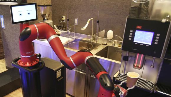Sawyer, el robot que sirve café en Japón.  (Foto: AP/Koji Sasahara)