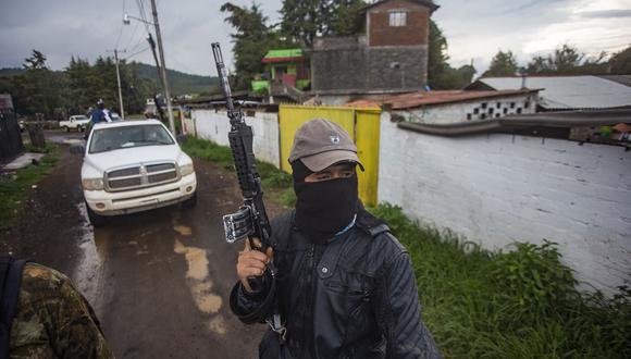 Integrantes del grupo de autodefensas Pueblos Unidos patrulla en Ario de Rosales, estado de Michoacán, México, el 8 de julio de 2021. (Foto referencial, ENRIQUE CASTRO / AFP).