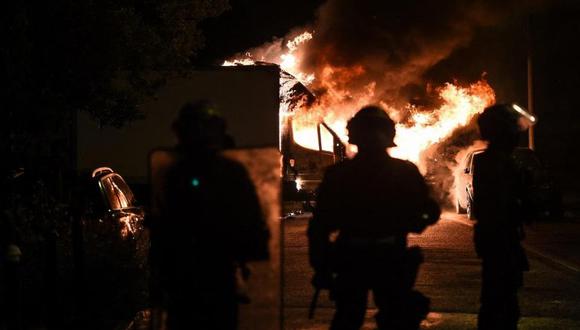 Agentes de la policía antidisturbios observan cómo se incendia un camión en Nantes, en el oeste de Francia. (Foto: AFP)