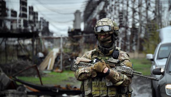 En esta imagen tomada el 13 de abril de 2022, un soldado ruso hace guardia en la central eléctrica de Lugansk en la ciudad de Shchastya.  (Foto de Alexander NEMENOV / AFP)